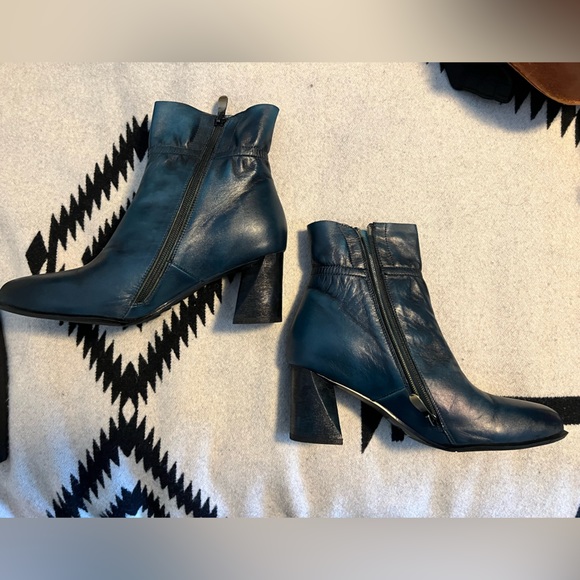 Deep blue leather Spring Step L’Artiste booties Size 40, fit like a size 8.5-9. - Picture 6 of 7